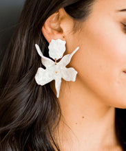 Load image into Gallery viewer, Flora Linny Earrings
